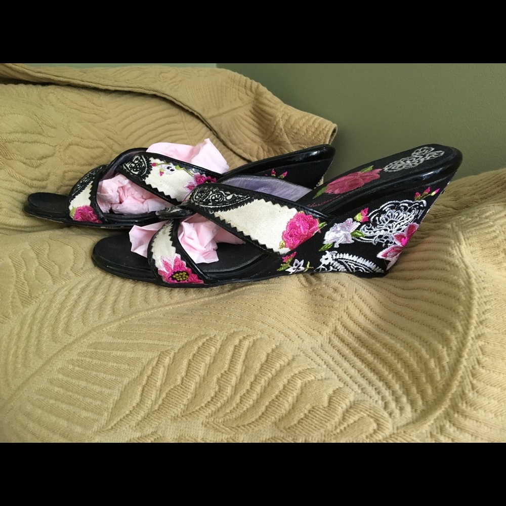 Beverly Feldman Iconic Wedge - Picture 2 of 4